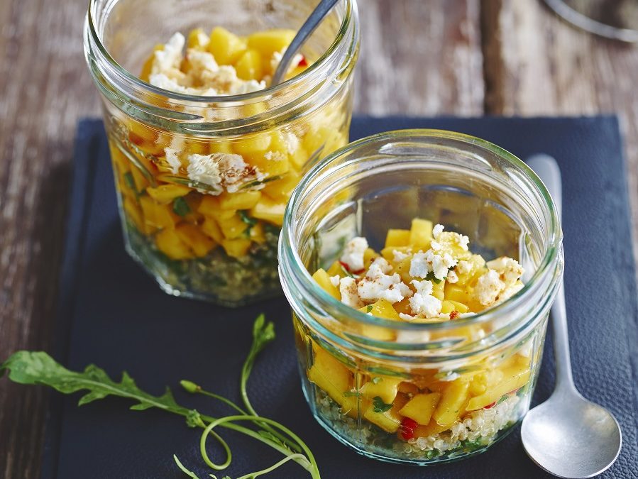 Glaasjes mangosalsa met quinoa